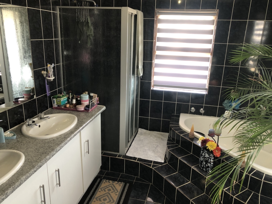 4 Bedroom Property for Sale in Gustrouw Western Cape
